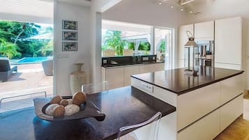 Stovetop, dishwasher, cookware/dishes/utensils