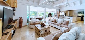 Fernseher, DVD-Player, Stereoanlage