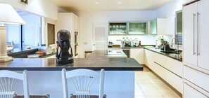 Stovetop, dishwasher, cookware/dishes/utensils - Villa La Pinta (Les Terres Basses)