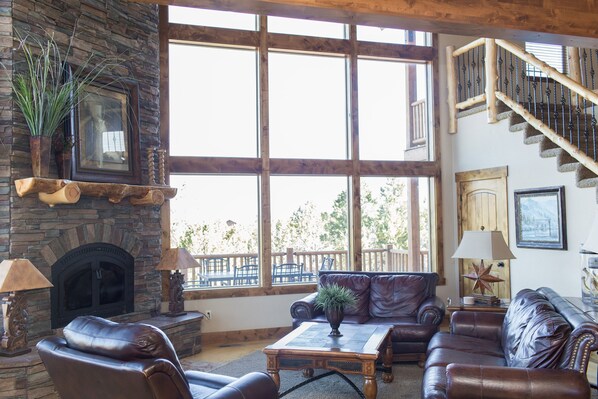 Smart TV, DVD player, ping pong, stereo