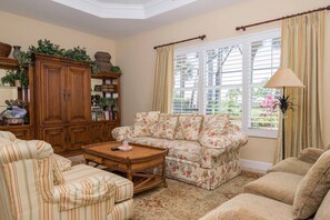 TV, DVD player, offices - Players Club Membership Available With Heated Pool (Naples)