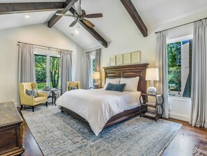 5 habitaciones, escritorio y tabla de planchar con plancha 