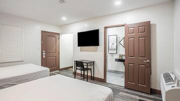 Habitación, 2 camas matrimoniales, para no fumadores | Escritorio, tabla de planchar con plancha, wifi gratis y ropa de cama