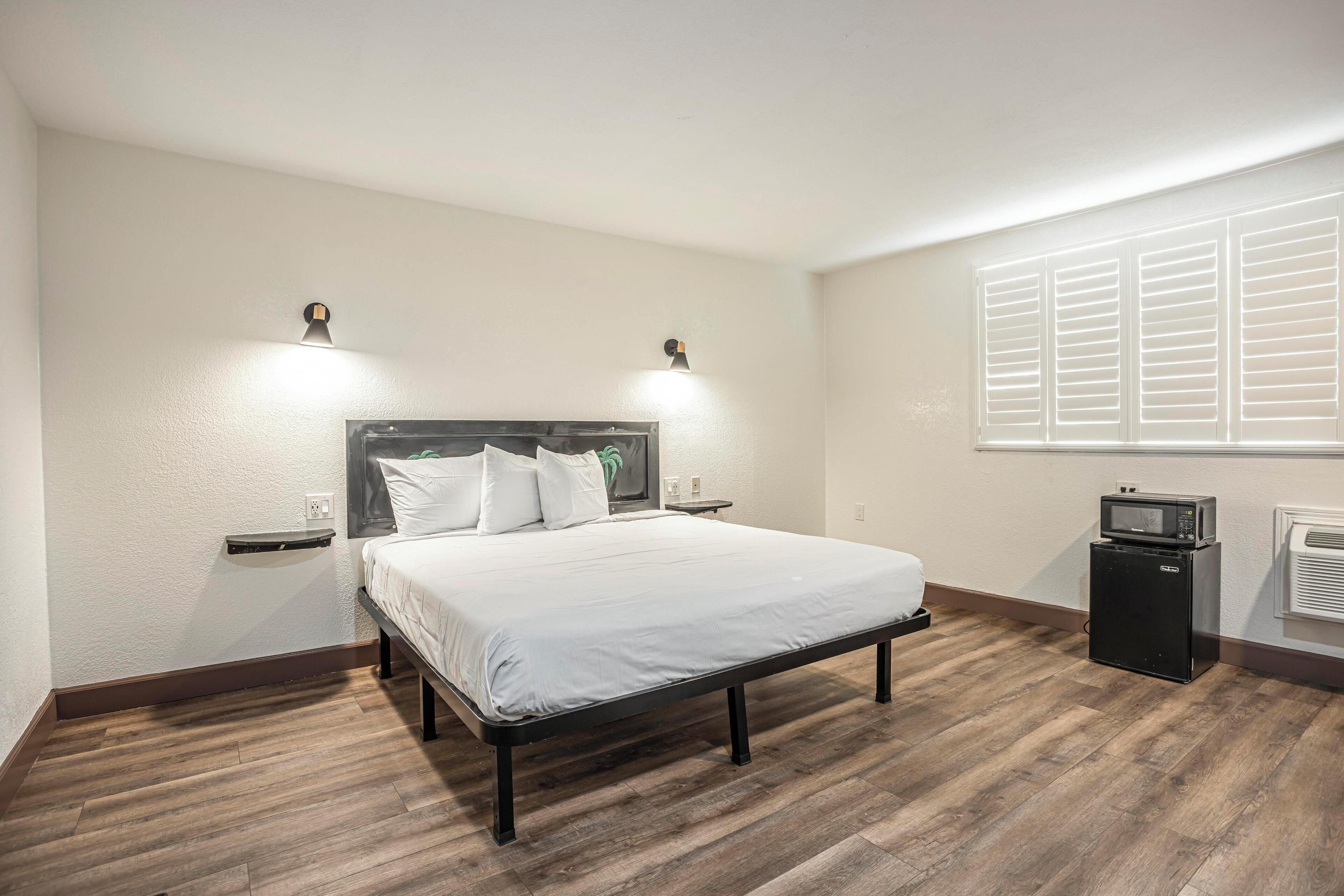 基本客房, 1 張特大雙人床, 非吸煙房 | 書桌、熨斗/熨衫板、免費 Wi-Fi、床單