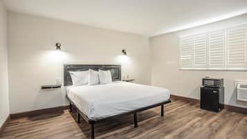 Basic-rum - 1 kingsize-sÀng - icke-rökare | Skrivbord, strykjÀrn/strykbrÀda, gratis wi-fi och sÀngklÀder