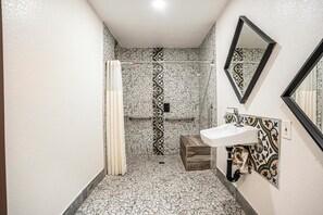 Habitación básica, 1 cama King size, con acceso para personas discapacitadas | Baño | Toallas 