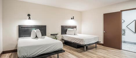 Tweepersoonskamer, 2 tweepersoonsbedden, toegankelijk voor mindervaliden | Een bureau, een strijkplank/strijkijzer, gratis wifi, beddengoed