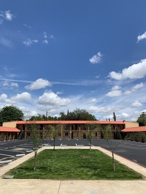 Property grounds - The Greens Hotel - Stockton Blvd (Sacramento)