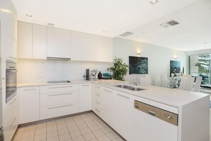 Fridge, microwave, oven, stovetop - 26 The Breeze : Sea Views Right in the Heart of Vi (Victor Harbor)