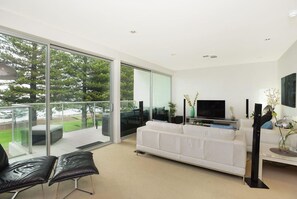 TV - 26 The Breeze : Sea Views Right in the Heart of Vi (Victor Harbor)