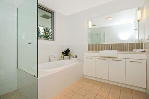 Bathtub - 26 The Breeze : Sea Views Right in the Heart of Vi (Victor Harbor)