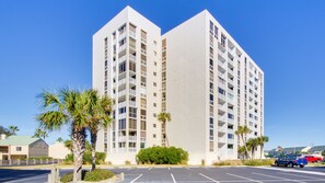 Exterior - Spacious Destin Condo with Beautiful Ocean Views, Free Seasonal Beach Setup (Destin)