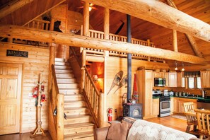 Smart TV, fireplace, DVD player, music library - Private paddling, Deck, Dock, Fishing,fire pit, wood Fire place! Kayaks & boats! (Wetmore)