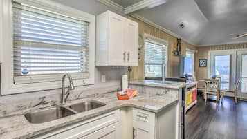 Coffee/tea maker, fridge, microwave, stovetop