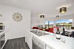 Een koelkast, een oven, een vaatwasser, een koffiezetapparaat/waterkoker