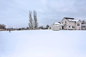 Una casa unifamiliare ampia e a un piano, con tetto piatto e un garage sul lato destro.
