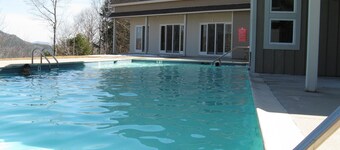 Luxurious Slope side Ski-in Ski-out Locke Mountain Townhouse Sunday River