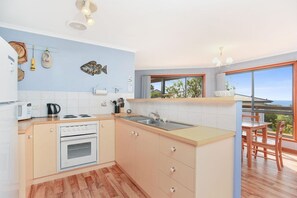 Fridge, microwave, stovetop, toaster - Rainbow Vista - 7 Cygnet Ct, Encounter Bay (Encounter Bay)