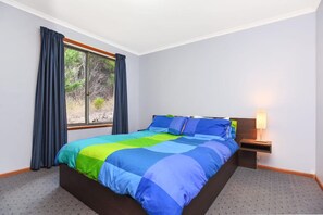 2 間睡房、熨斗/熨衫板