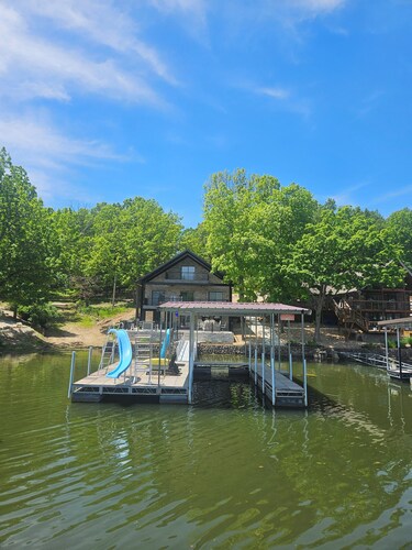 COMPLETELY REMODLED!! Gorgeous 5 BR/5.5 BA in NO WAKE cove, Dock w/12'x30' slip