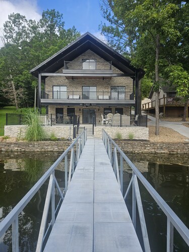 COMPLETELY REMODLED!! Gorgeous 5 BR/5.5 BA in NO WAKE cove, Dock w/12'x30' slip