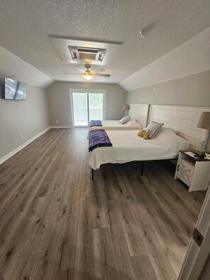 5 bedrooms, iron/ironing board, WiFi, bed sheets