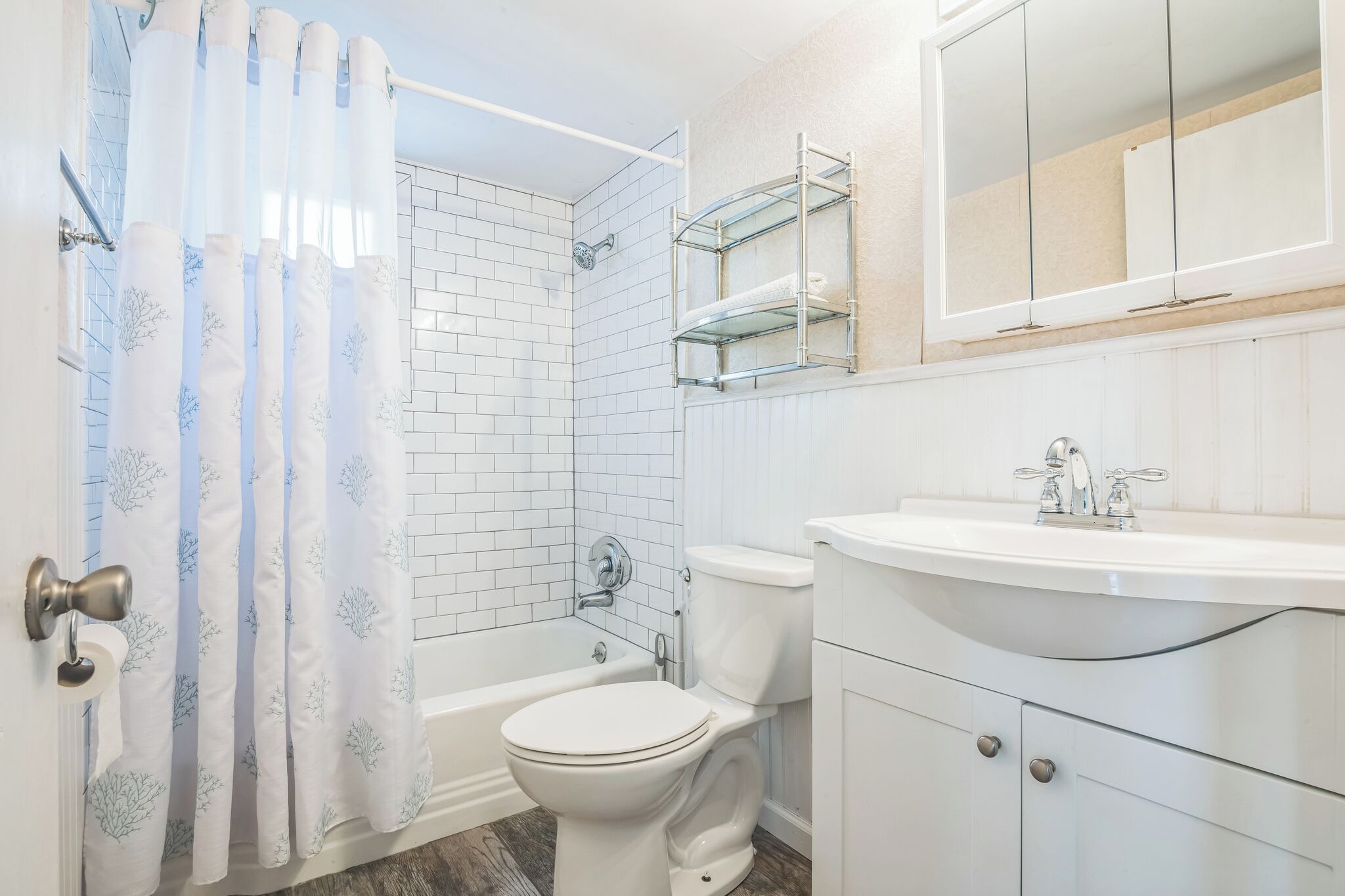 Ein Badezimmer mit Toilette, Badewanne und Duschvorhang.