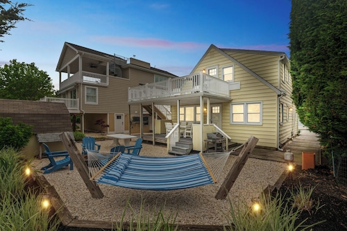 Updated 2nd floor Surf City - 1 block from beach!
