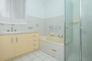 Bathtub - Boomer - 4 Railway Tce, Port Elliot (Port Elliot)