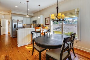 Dining - Mainsail Beach Inn 2 Bedroom Beach Front Unit (Holmes Beach)
