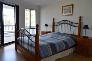 4 bedrooms, iron/ironing board