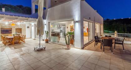 White Blue Spa Villa, By IdealStay Experience