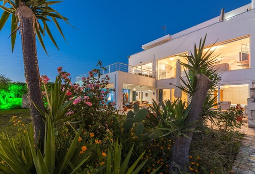 White Blue Spa Villa, By IdealStay Experience