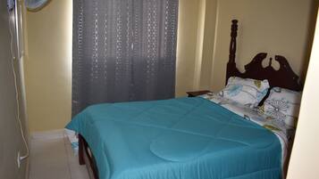 Tabla de planchar con plancha, wifi gratis y ropa de cama