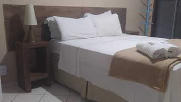 Quarto duplo, 1 cama de casal | Frigobar, escrivaninha, Wi-Fi de cortesia, roupa de cama