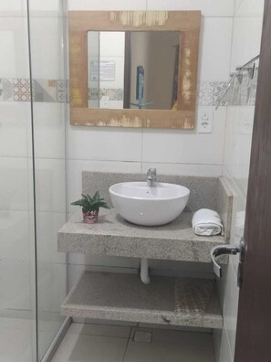 Twin Room, 1 Double Bed | Bathroom | Shower, hair dryer, towels, soap - Pousada Casa do Bosque (Itatiaia)