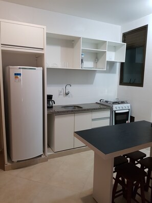 Fridge, microwave, oven, stovetop - Boulevard Ponta das Canas (Florianópolis)