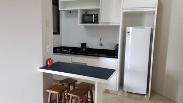 Geladeira, micro-ondas, fogão, cooktop