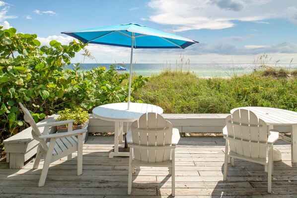 Outdoor dining - Mainsail Beach Inn 2 Bedroom Beach Facing Unit (Holmes Beach)