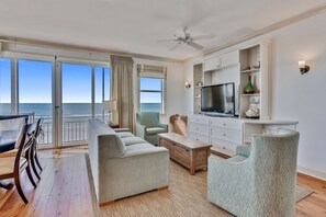 Living area - Mainsail Beach Inn 3 Bedroom Beach Front Unit (Holmes Beach)