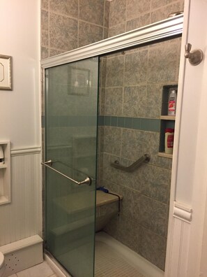 Een douche, een haardroger, handdoeken, zeep