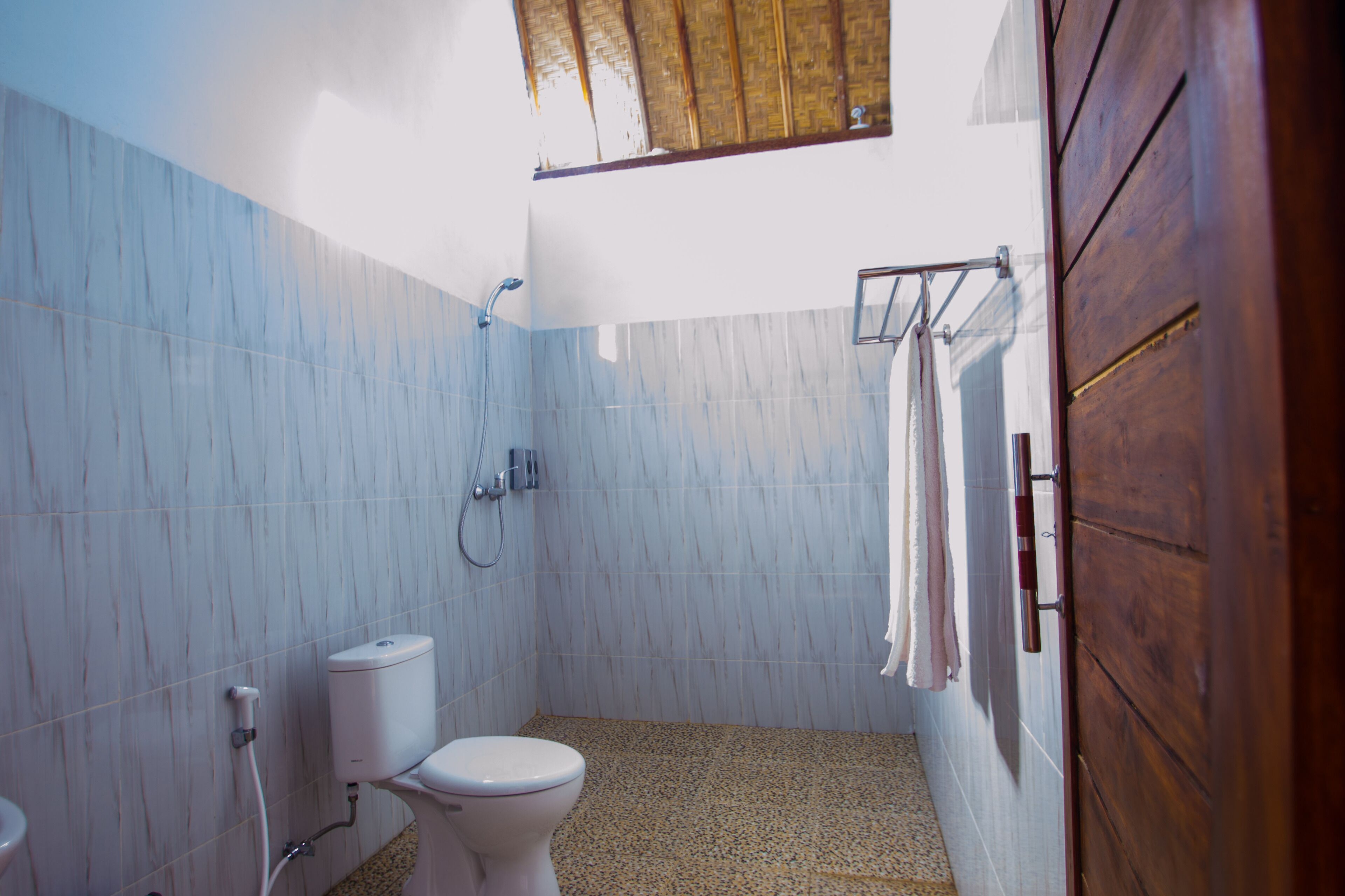 Combined shower/tub, hair dryer, bidet, towels