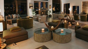 A spacious living area with multiple seating options, large windows, and a modern design. - Spacious Gold Coast Townhouse in lush community close to beaches (Noord)
