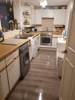 Private kitchen - Cute garden apartment in sunny Southsea (Portsmouth)