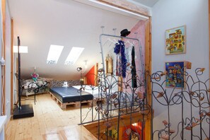 2 bedrooms, iron/ironing board, WiFi, bed sheets - AROUND THE WORLD HOUSE. Unique, cosy, 2-level, pet friendly apartment at Dorcol (Stari Grad)