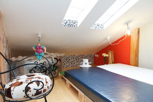 AROUND THE WORLD HOUSE. Unique, cosy, 2-level, pet friendly apartment at Dorcol