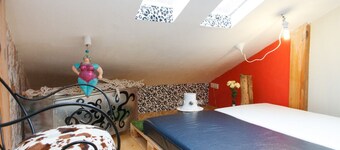 AROUND THE WORLD HOUSE. Unique, cosy, 2-level, pet friendly apartment at Dorcol