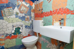 Shower, hair dryer, towels, soap - AROUND THE WORLD HOUSE. Unique, cosy, 2-level, pet friendly apartment at Dorcol (Stari Grad)