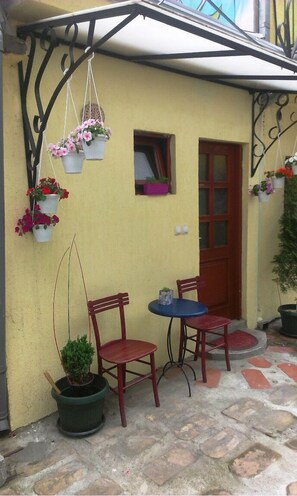 Terrace/patio - AROUND THE WORLD HOUSE. Unique, cosy, 2-level, pet friendly apartment at Dorcol (Stari Grad)