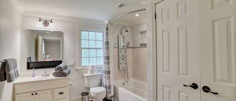 Combined shower/tub, hair dryer, towels